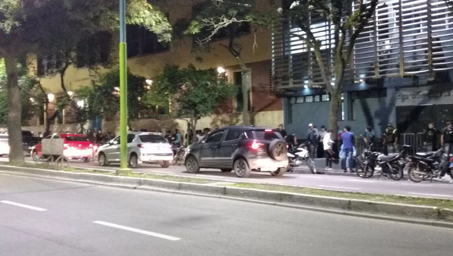 Los no socios esperan desde anoche la apertura de las boleterías. FOTO GENTILEZA DE HERNÁN CARABAJAL