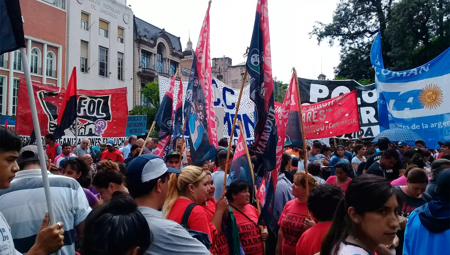 Organizaciones sociales, políticas y sindicales protestaron contra las reformas del Gobierno