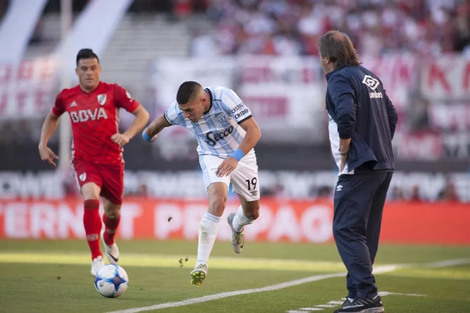 TABLAS. Barbona desborda por izquierda en el primer tiempo del último partido que jugaron River y Atlético. En el segundo cambió de banda y el equipo llegó al empate.  