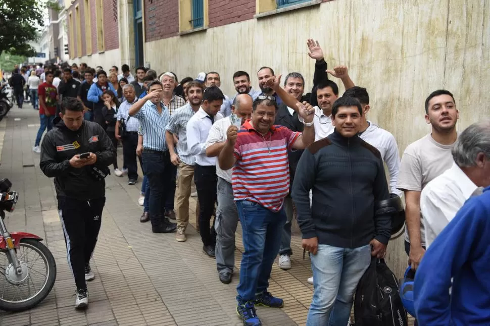 TIQUE EN MANO. Tres amigos ya tienen su entrada; próximo destino: Mendoza. la gaceta / fotos de Analía Jaramillo