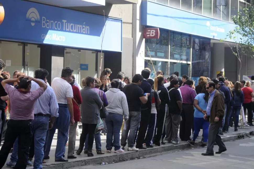 NO AL TUMULTO DE GENTE. Desde ATE solicitan a los bancos cajeros electrónicos móviles. LA GACETA / FOTO DE Analía Jaramillo (ARCHIVO)