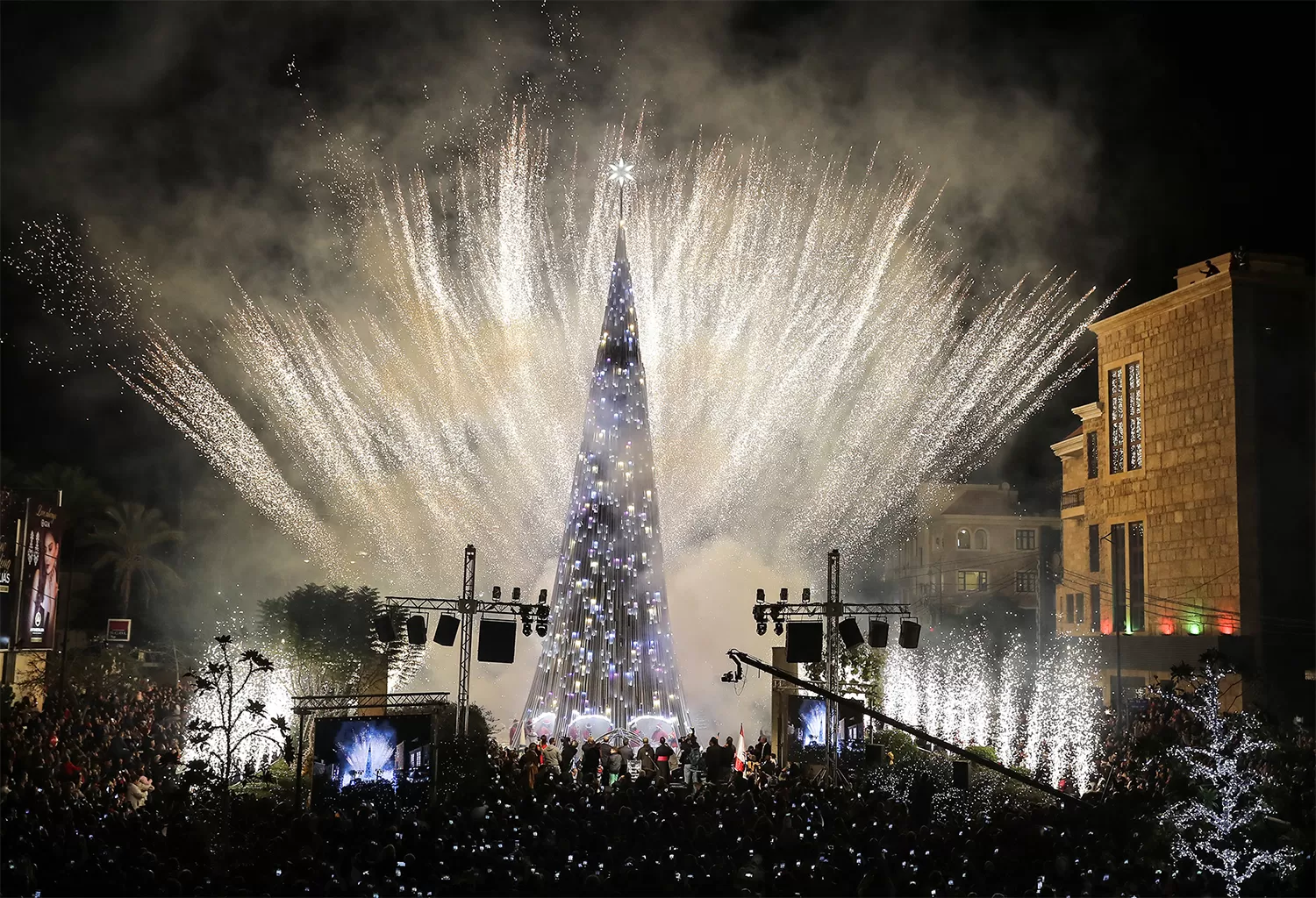 Los fuegos artificiales enmarcan el árbol en la plaza de Biblos, al norte de Beirut, Líbano. FOTO TOMADA DE INFOBAE.
