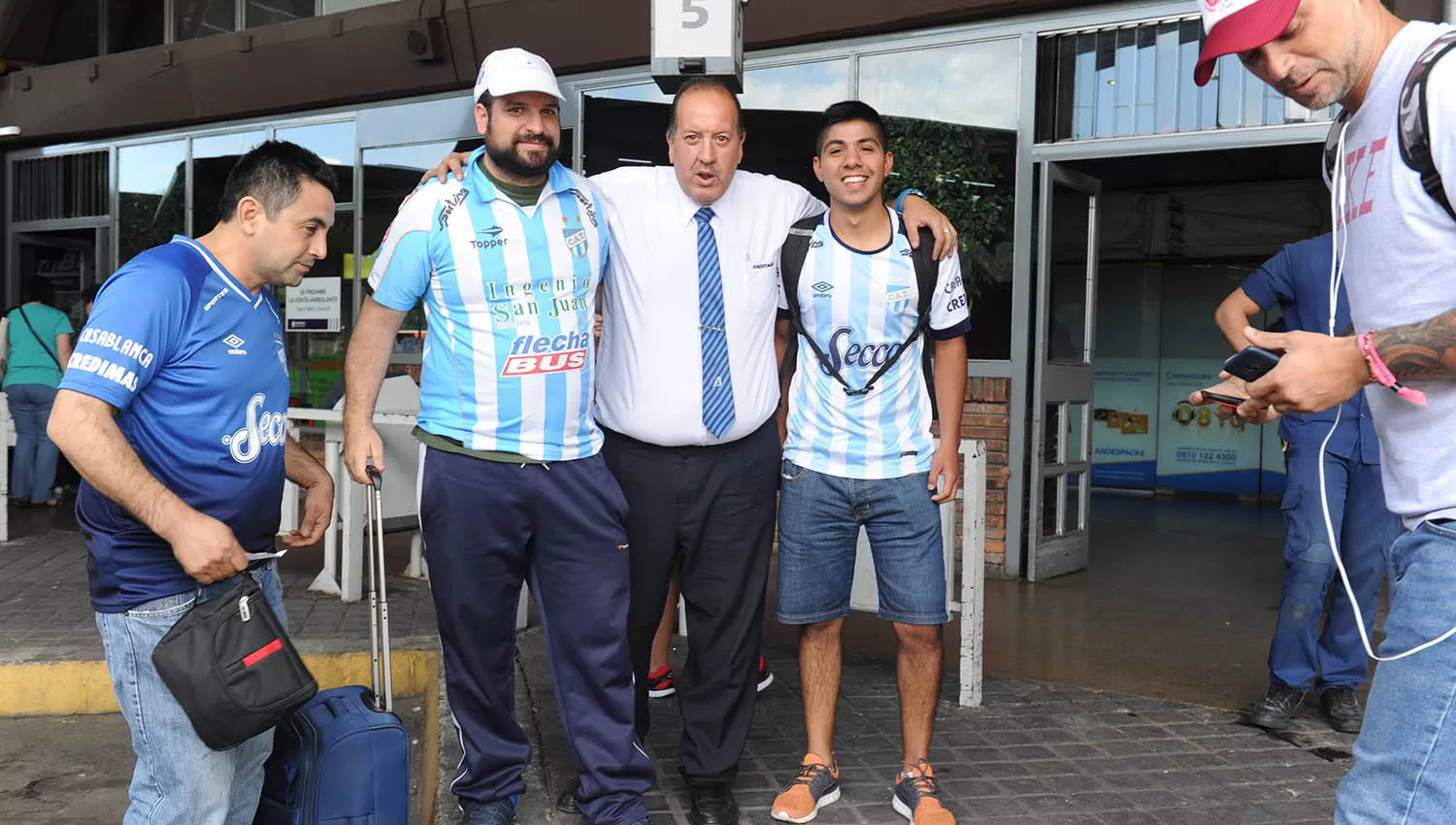 Guido Romano, Cristian Santucho y Cristian Rodríguez forman parte de la avanzada de hinchas del decano en Mendoza.
FOTO DE LA GACETA/FRANCO VERA (ENVIADO ESPECIAL)