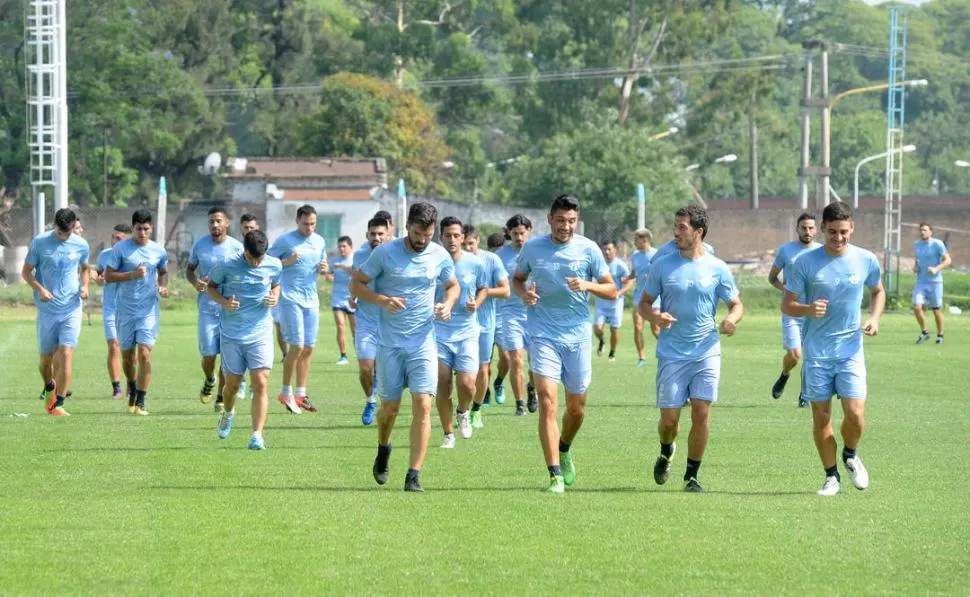 TROTE BAJO EL SOL. Romat, Núñez, entre otros, corren durante el entrenamiento de ayer.  LA GACETA / FOTO DE Antonio Ferroni