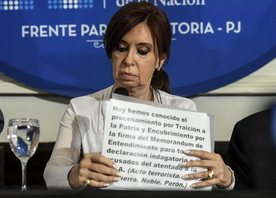 ROSTRO ADUSTO. Cristina leyó la mayor parte de la autodefensa que ejerció ayer, en una conferencia de prensa. télam