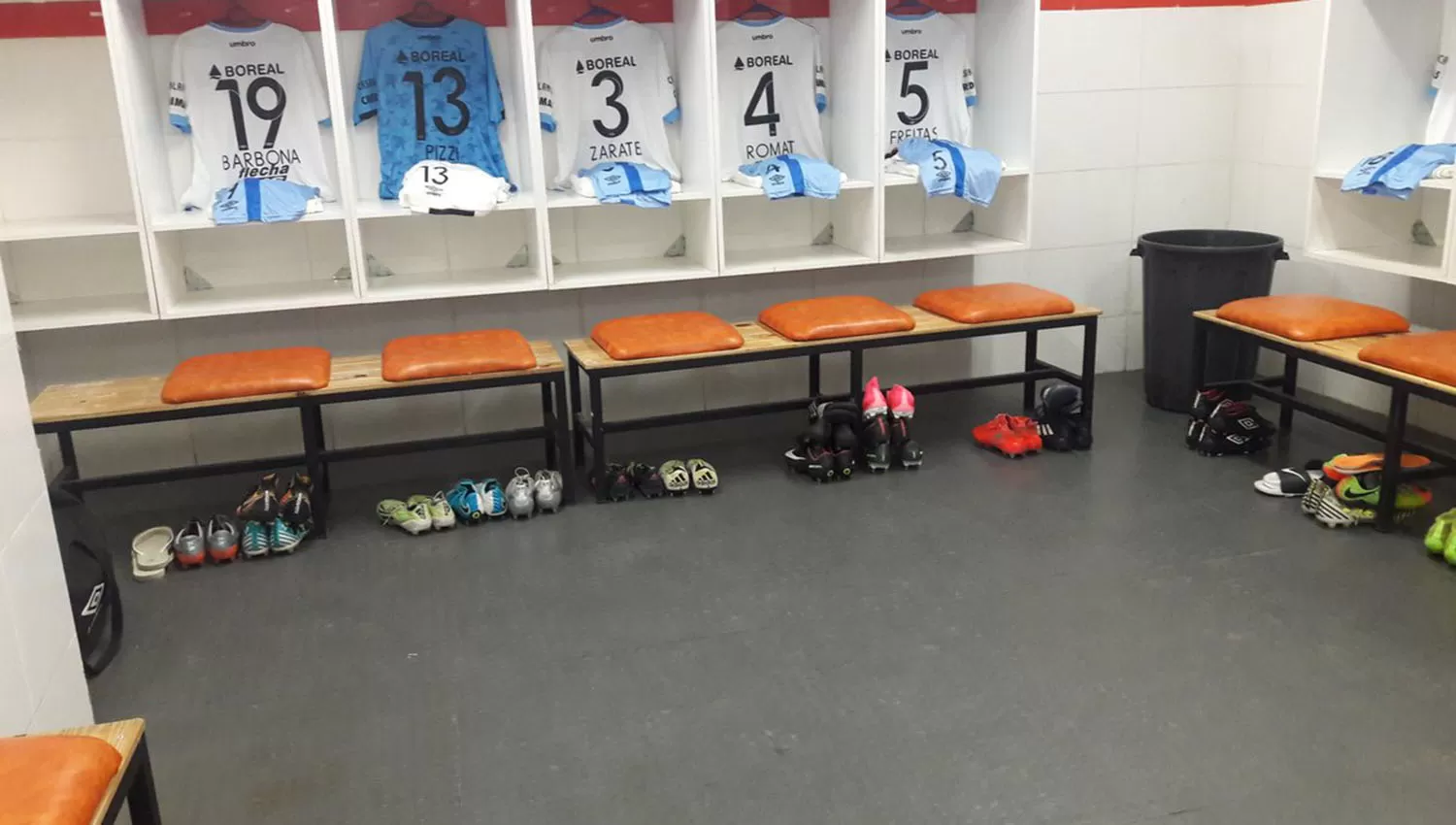 Los utileros de Atlético llegaron temprano al estadio y dejaron todo listo antes del arribo de los jugadores.
FOTO TOMADA DE PRENSA COPA ARGENTINA