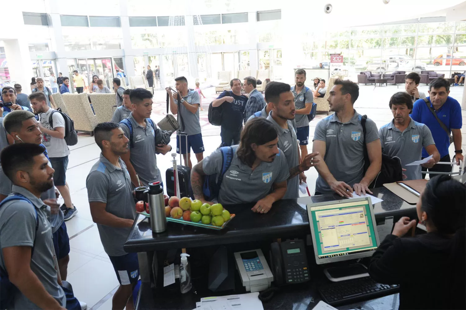 Los jugadores de Atlético en el lobby del hotel Intercontinental. FOTO LA GACETA/ FRANCO VERA.