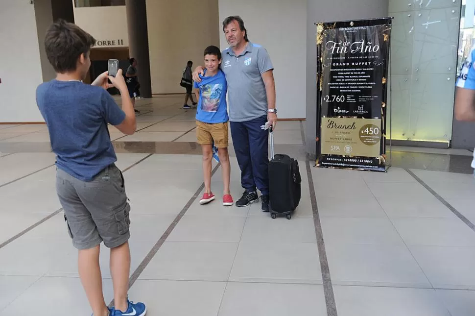 CONFIADO. Zielinski, que posa junto a un hincha, tiene mucha fe. “Hay que tratar que River no juegue cómodo”, indicó. LA GACETA / FOTO DE FRANCO VERA (ENVIADO ESPECIAL)