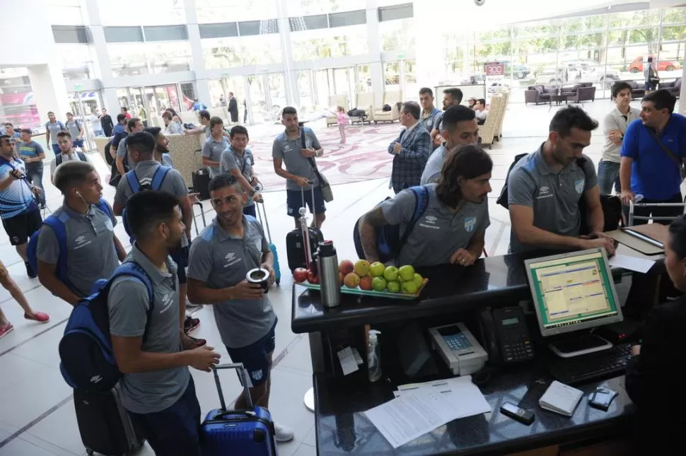 PURAS SONRISAS. Los jugadores de Atlético llegaron al hotel Intercontinental sonrientes y confiados. En el búnker “decano” tienen plena confianza en que derrotarán a River y se alzarán con la Copa Argentina. la gaceta / foto de franco vera (enviado especial)