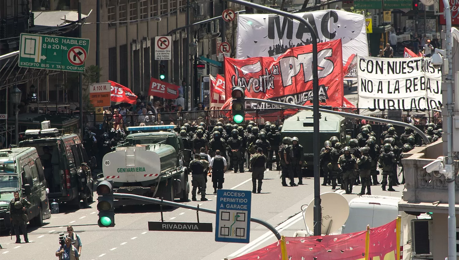 INCIDENTES. Encapuchados voltearon las vallas y los uniformados respondieron con gases y balas de goma. También hubo corridas y pedradas. TÉLAM