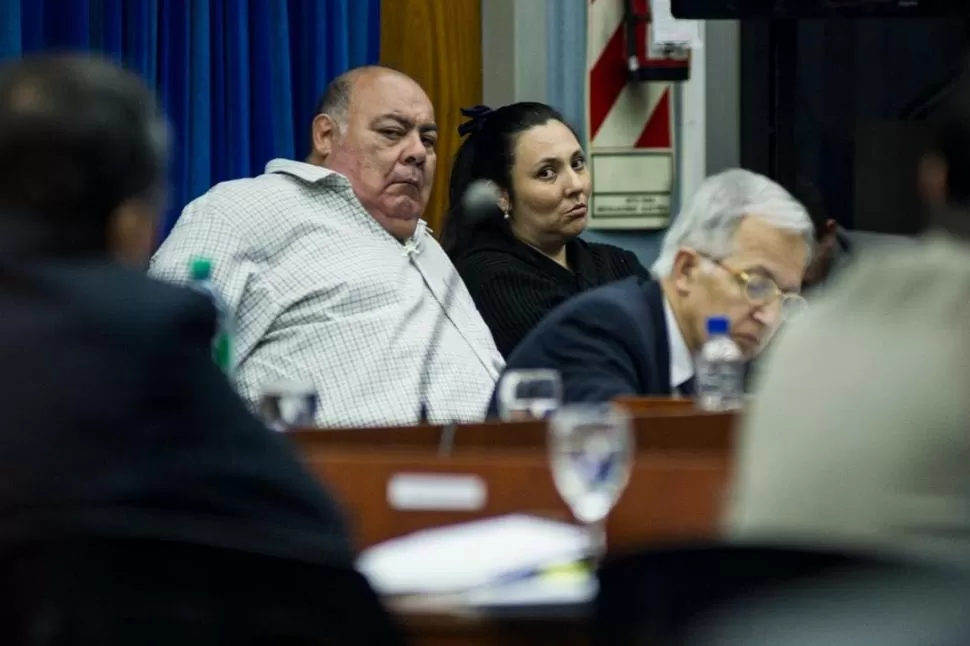 PAREJA PREOCUPADA. Rubén “La Chancha” Ale y María Florencia Cuño escuchan el alegato de su defensor. la gaceta / fotos de jorge olmos sgrosso