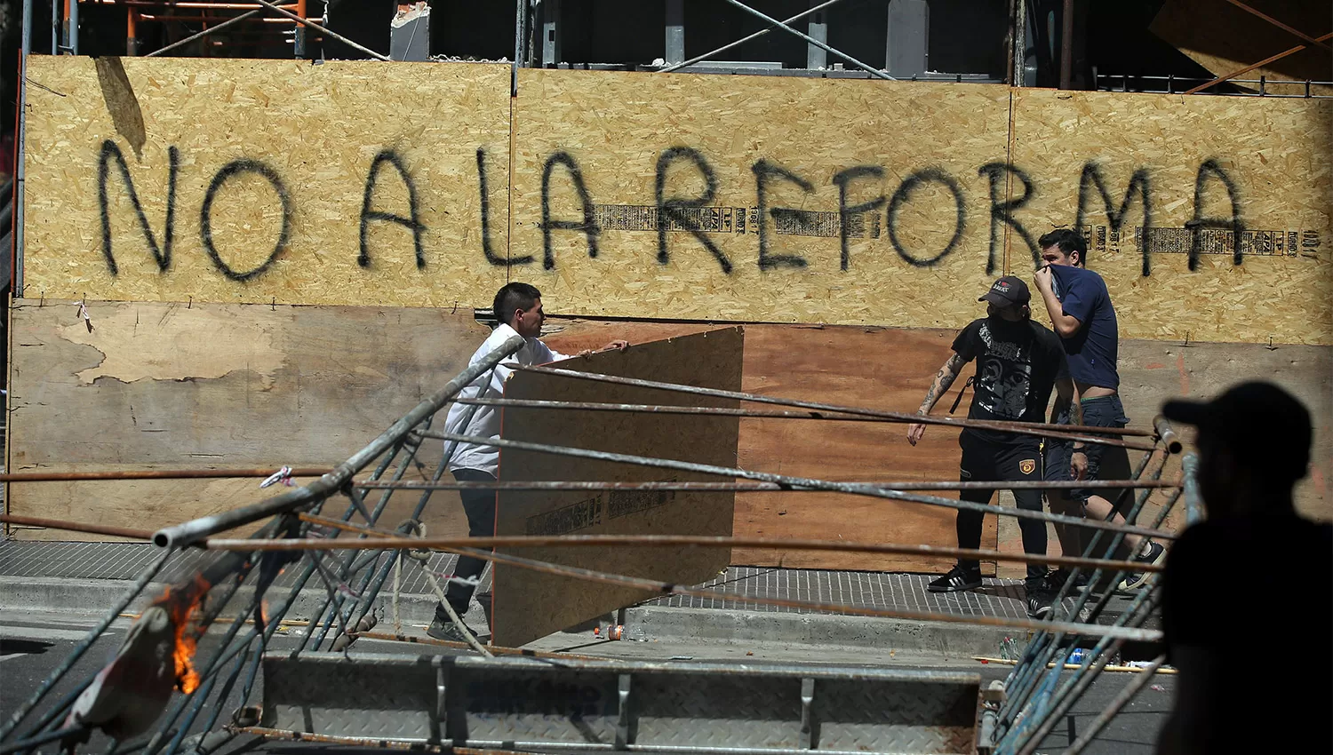 INCIDENTES. La Policía dispersó violentamente, durante más de seis horas, una masiva protesta. REUTERS