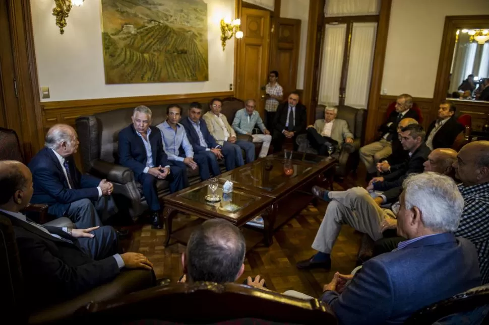 CUMBRE. Manzur inició la tensa jornada, reuniéndose con dueños de ingenios, a quienes interiorizó sobre la negociación por los impuestos internos. la gaceta / FOTO DE JORGE OLMOS SGROSSO