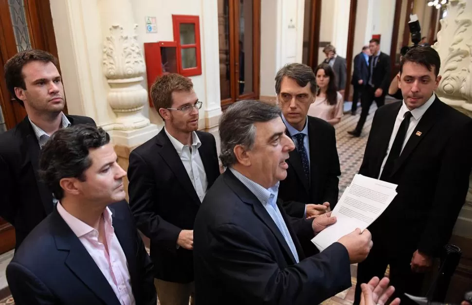 ACUERDO. El radical Negri reparte el documento firmado con los ministros. télam