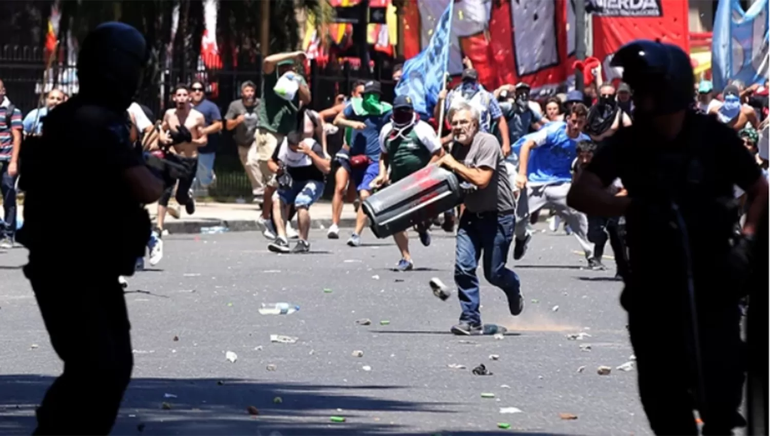 Manifestantes afuera del Congreso, el pasado jueves (REUTERS)