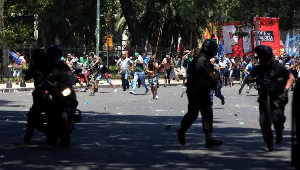 VIOLENCIA Y REPRESIÓN. Una veintena de detenidos fue el saldo de los incidentes del jueves pasado. reuters