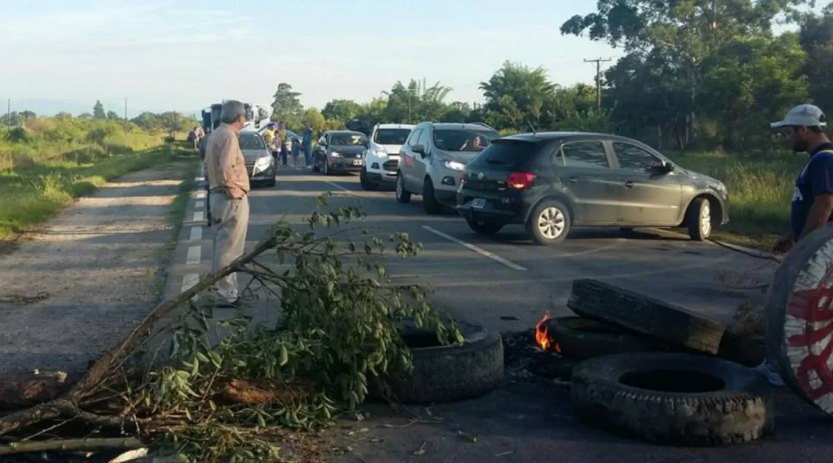 Tucumán se despertó con cortes de rutas, vuelos cancelados y paro docente