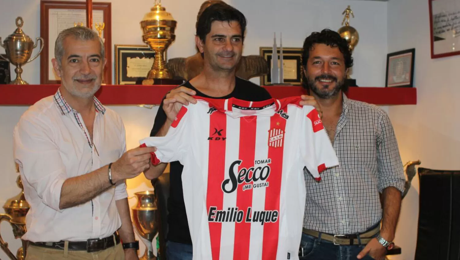 ESTRENO. El apoderado legal del club, Fernando Santillán, el flamante entrenador Rubén Forestello y el dirigente Ricardo Seoane posan para la primera imagen oficial. FOTO DE PRENSA DE CASM