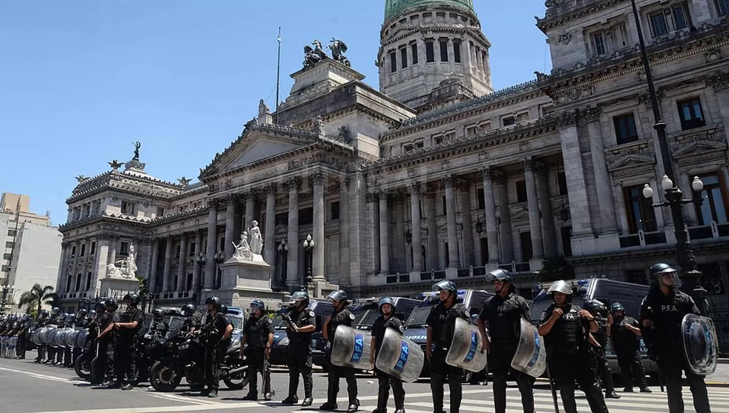 OPERATIVO. Policías custodian el Congreso. ARCHIVO