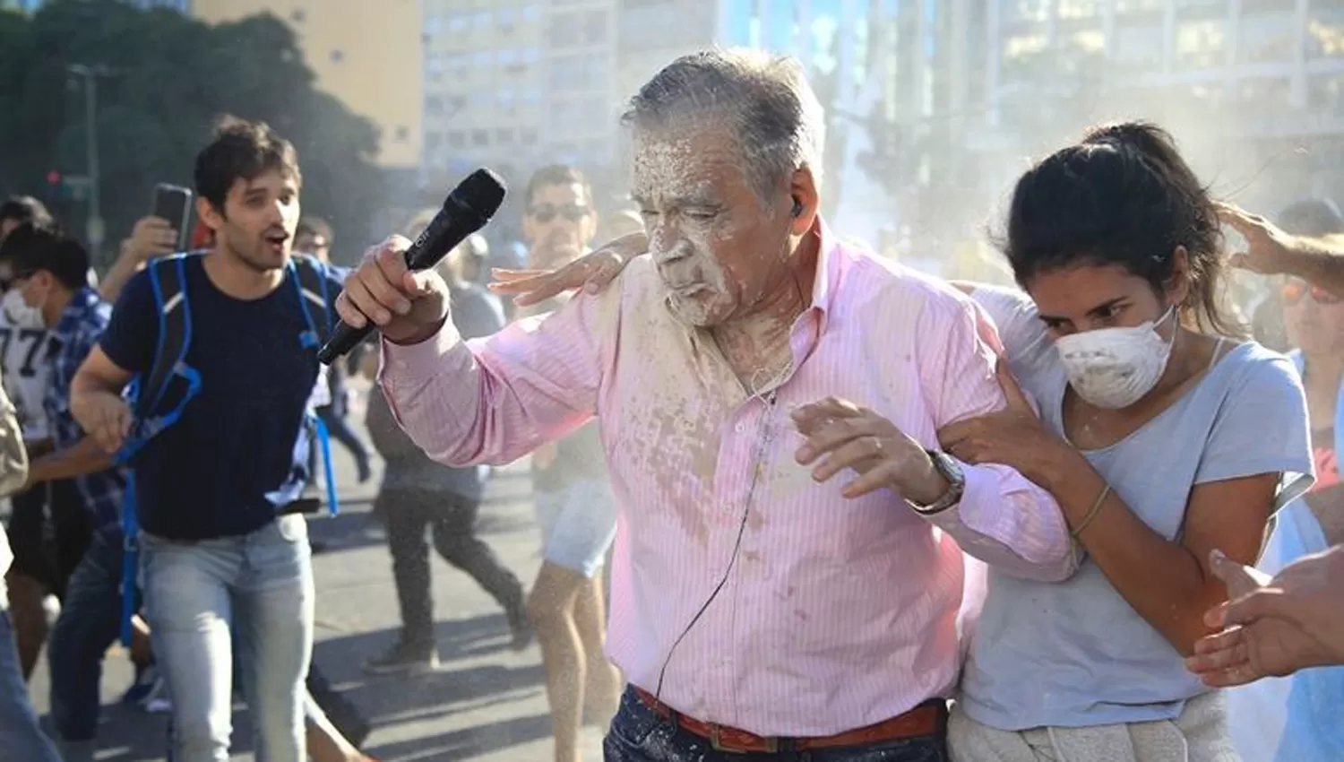 JULIO BAZÁN. Tras la agresión se resguardó en el subte. Luego fue trasladado a un hospital para ser asistido. FOTO TOMADA DE FILO.NEWS