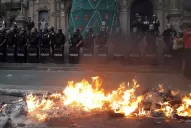 Tensión en Tucumán: queman contenedores con basura frente a Casa de Gobierno
