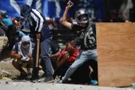 Cinco videos que muestran los enfrentamientos entre policías y manifestantes afuera del Congreso