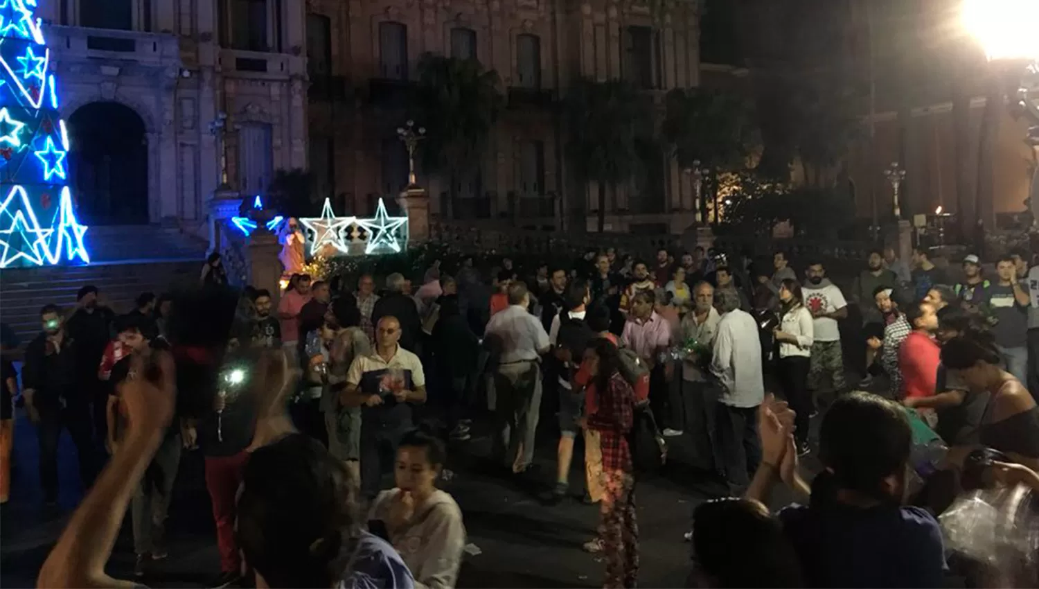 PROTESTA. Al menos 300 tucumanos se manifestaba esta madrugada frente a la Casa de Gobierno. FOTO TOMADA DE TWITTER.COM/MFRANCHELLO