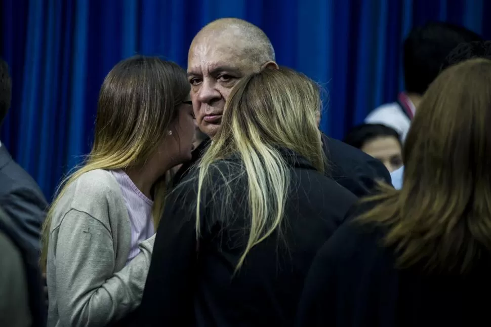 UN DURO GOLPE. Ángel “El Mono” Ale es contenido por su dos hijas que lloraron con él durante varios minutos luego de haber escuchado la sentencia. LA GACETA / FOTOS DE JORGE OLMOS SGROSSO 