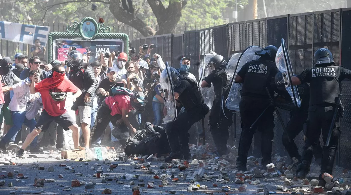 VIOLENCIA. El lunes, se vivieron varias horas de agresiones en las inmediaciones del Congreso. ARCHIVO