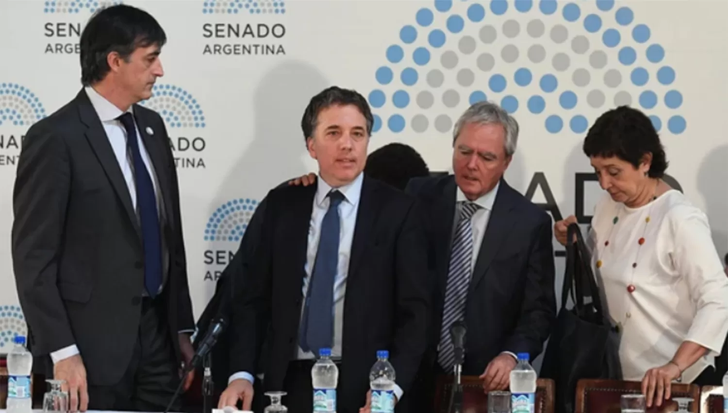 El ministro de Hacienda, Nicolás Dujovne, flanqueado por los senadores Esteban Bullrich, Federico Pinedo y la tucumana Beatriz Mirkin. FOTO TOMADA DE INFOBAE.COM