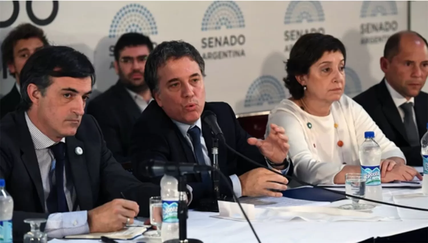 Beatriz Mirkin, junto al ministro de Hacienda, Nicolás Dujovne, durante la presentación que el funcionario realizó hoy en la Comisión de Hacienda y Presupuesto del Senado. FOTO TOMADA DE INFOBAE.COM.