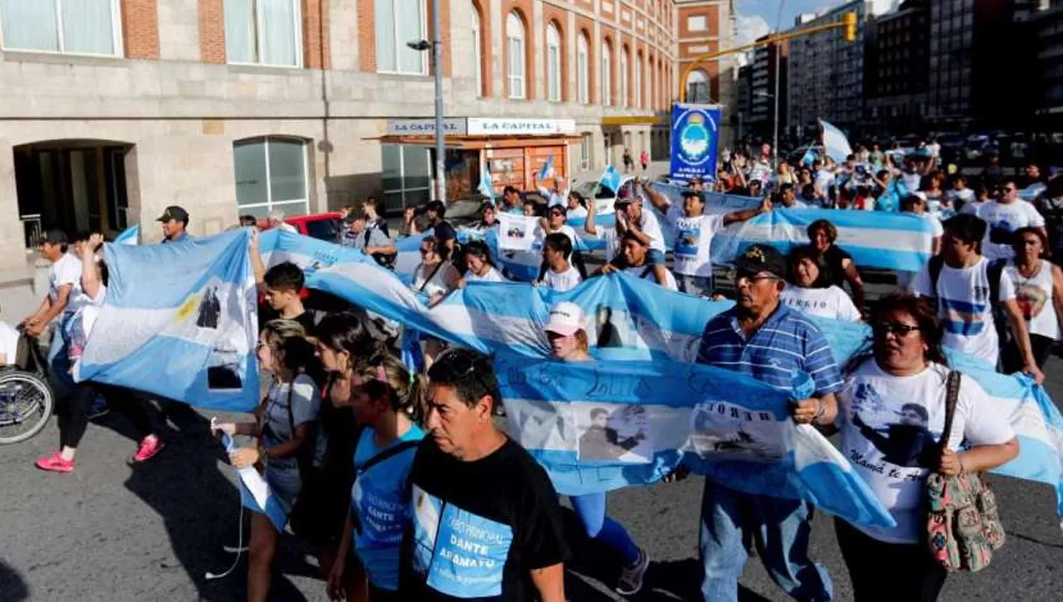 FAMILIARES DE LOS TRIPULANTES DESAPARECIDOS. FOTO TOMADA DE LOSANDES.COM.AR