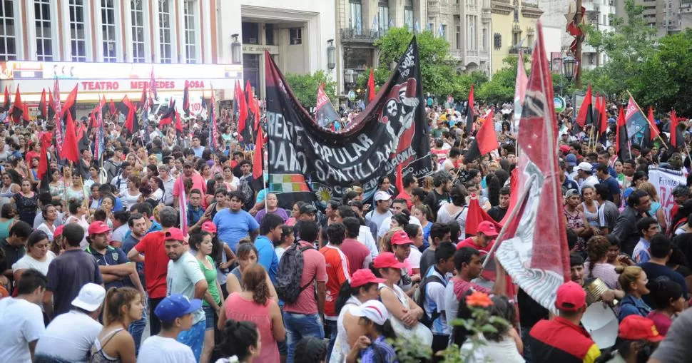 EN LAS CALLES. Una quincena de organizaciones sociales y partidos políticos recordaron el “Argentinazo” de 2001 y compararon las medidas del gobierno de De la Rúa con las de Macri. la gaceta / foto de hector peralta