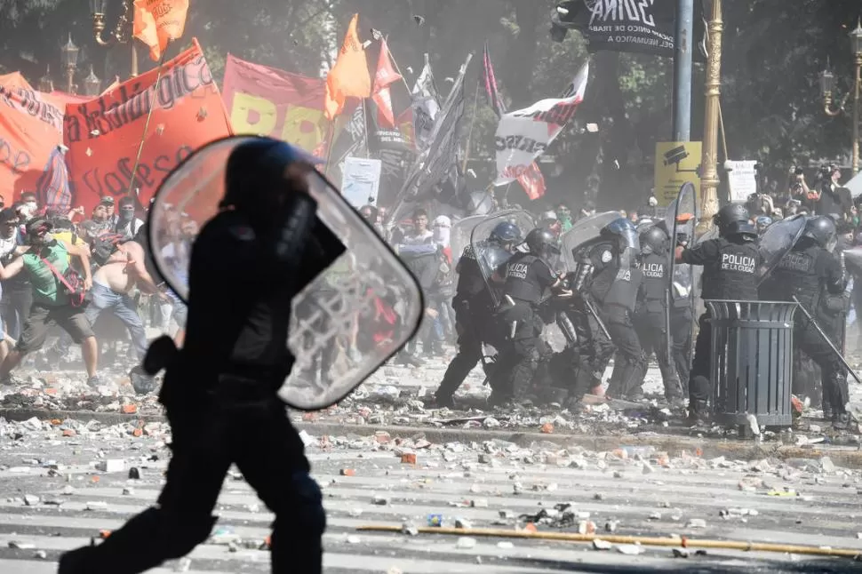 DÍAS DE FURIA. Hubo caos en los alrededores del Congreso nacional.  télam