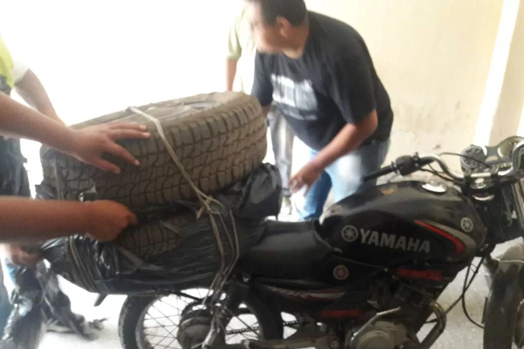 Lo detuvieron porque llevaba un sospechoso bulto negro en la moto y no supo explicar su origen