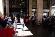 Los bancos cerraron sus puertas a las 10 y los cajeros automáticos están desbordados