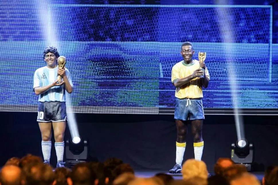 HOMENAJE. La Conmebol presentó las estatuas de Diego Maradona y Pelé, quienes agradecieron el gesto, vía videos. gentileza conmebol