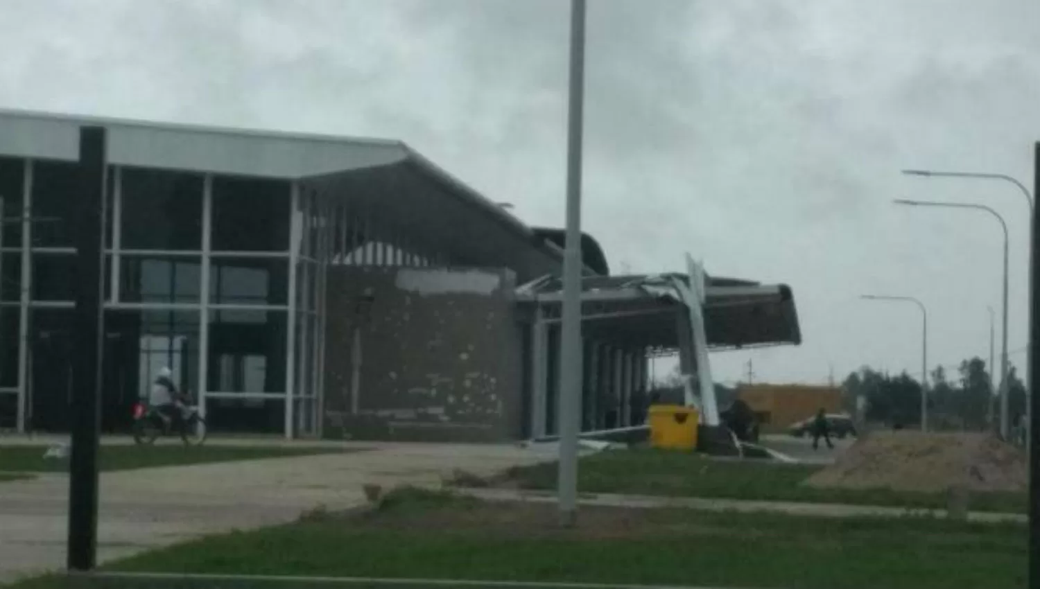 PELIGRO. Por la tormenta, voló parte de un techo 