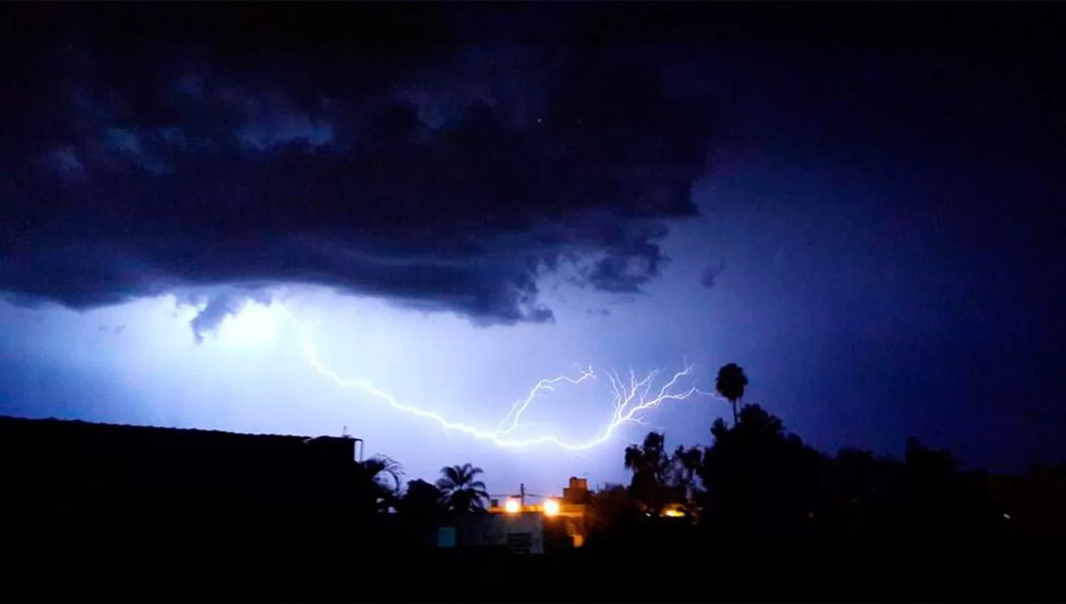 JORNADAS AGOBIANTES Y PASADAS POR AGUA. En promedio, se esperan que las lluvias sean abundantes y las temperaturas elevadas. FOTO ARCHIVO