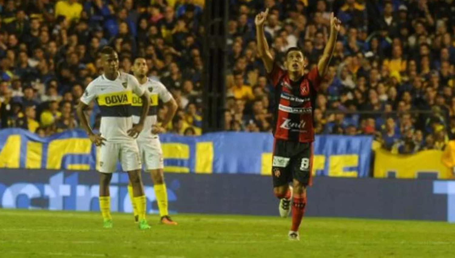 SU MEJOR MOMENTO. Arce amargó a Boca en La Bombonera, jugando para Patronato. (ARCHIVO)