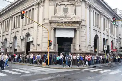 Si vas al banco preparate porque las colas son eternas