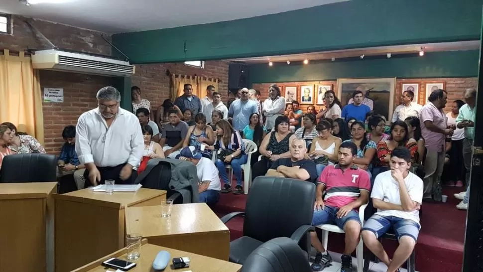 EN SU BANCA. El radical Aranda juró como edil luego de esperar un año. 