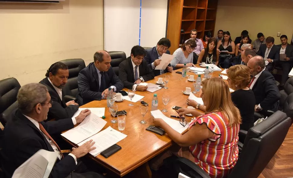 EN SESIÓN PÚBLICA. Estofán, Heredia, Grellet, Sale, Cossio, Fajre, Tejerizo, la taquígrafa Kobe, Cativa, Vals, Tello y Juri. la gaceta / foto de jose nuno