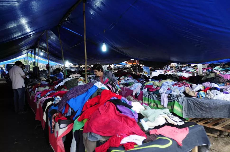  FERIAS. Imagen de una saladita tucumana, donde se vende ropa de manera informal. ARCHIVO