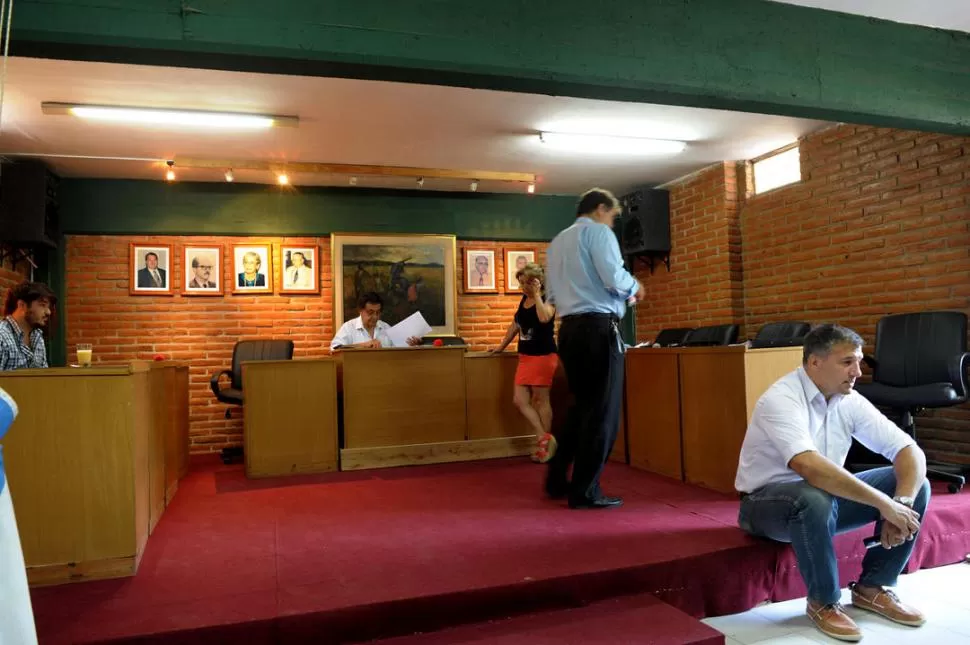 ESPERA EN VANO. A la mañana, durante el tercer llamado a sesión, aparecen Aráoz (izquierda) Aguirre (en el estrado), Rojas (de pie) y Macome (en el escalón). la gaceta / foto de franco vera