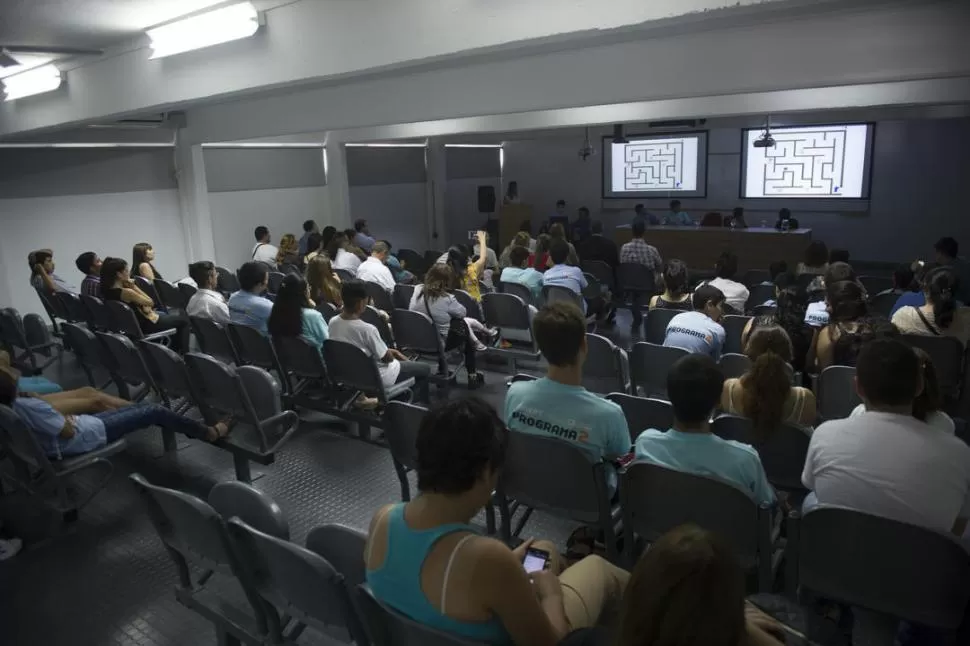 EXPONEN SUS CREACIONES. Chicos de distintas escuelas muestran los juegos que programaron en el taller de Programa2 del Ciidept. LA GACETA / FOTO DE JORGE OLMOS SGROSSO.-