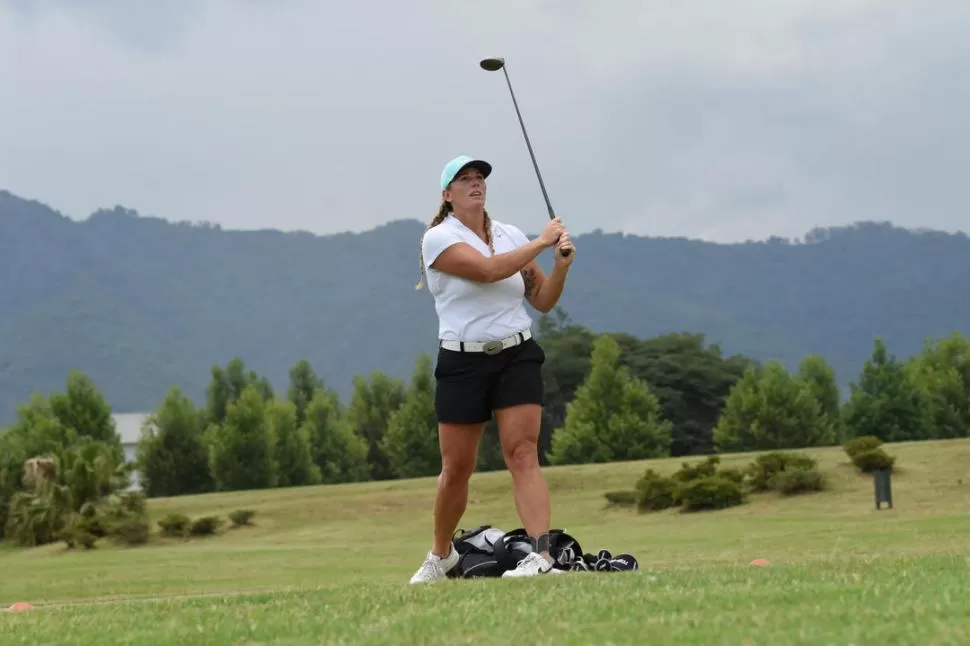 SWING. “Con hándicap 30, embocar en dos putts es aceptable”, sostiene Jennifer. la gaceta / foto de Analía Jaramillo
