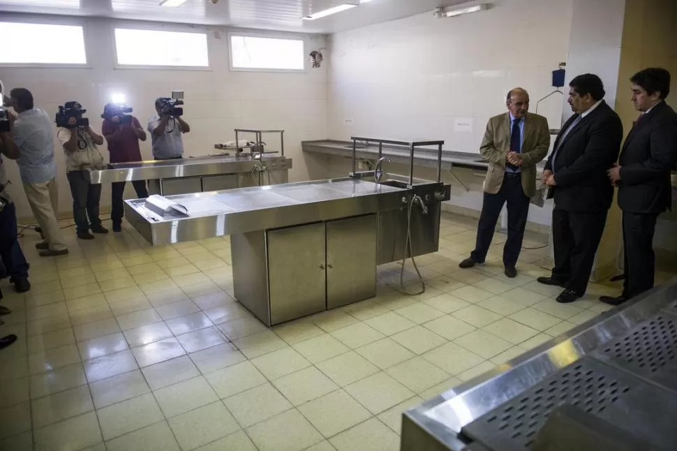 PRESENTACIÓN EN SOCIEDAD. Ayer, el Ministro Fiscal y otros funcionarios judiciales mostraron los equipos e instalaciones remodeladas de la Morgue. la gaceta / fotos de jorge olmos sgrosso