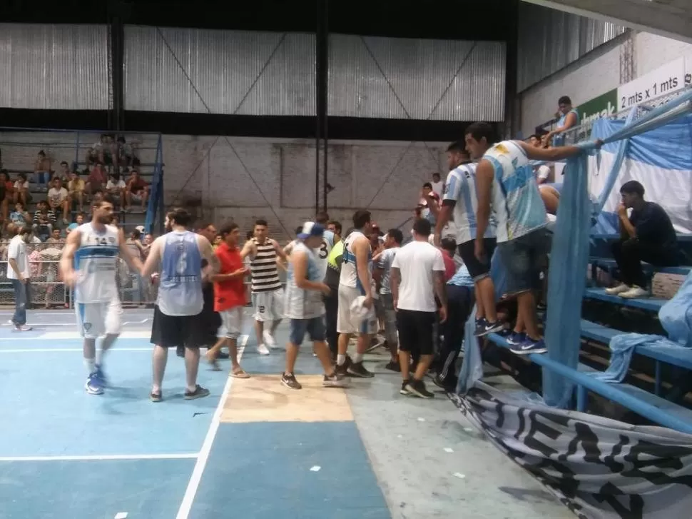 HERIDO. Según el “Beibi”, un hincha cayó de la tribuna y no pudo ser atendido. FOTO GENTILEZA DE PRENSA de Tucumán bb (@tucumanbbofic)