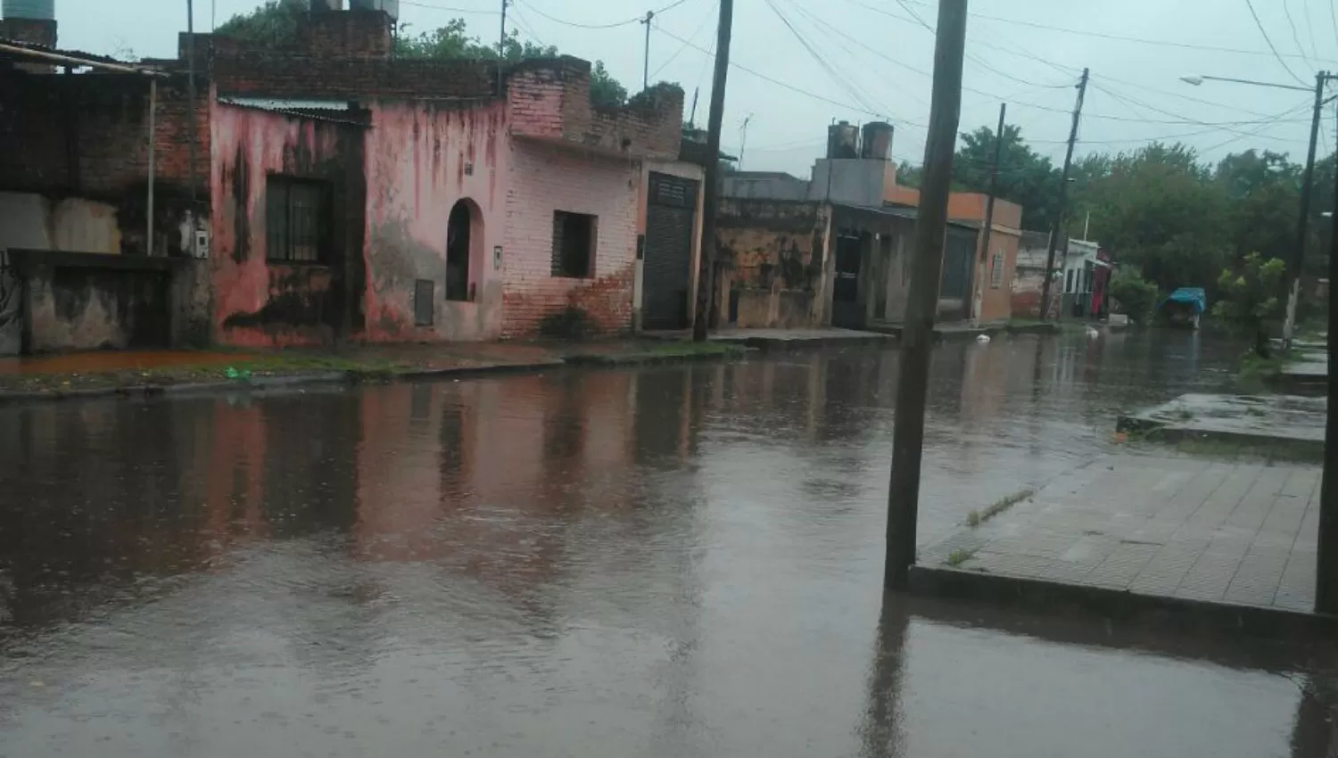 INUNDANDO. Mitre al 1800, en el pasaje Las Ranas. IMAGEN ENVIADA POR UN LECTOR